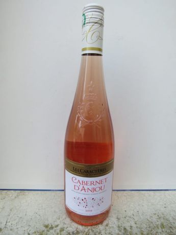 Photo d'une bouteille de Les Caractères Cabernet-d'Anjou