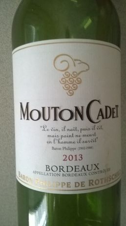 Photo d'une bouteille de Mouton Cadet Bordeaux
