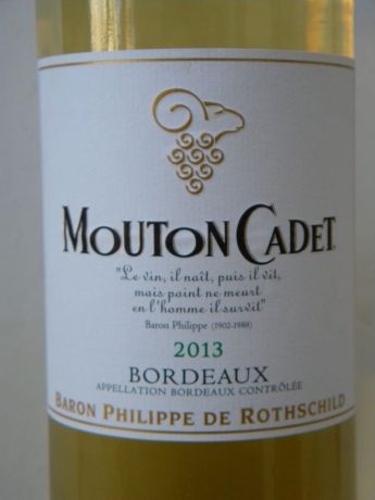 Photo d'une bouteille de Mouton Cadet Bordeaux-Sec
